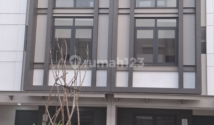 3-story shophouse in BSD Serpong, South Tangerang. 3-story shophouse in BSD Serpong, South Tangerang.