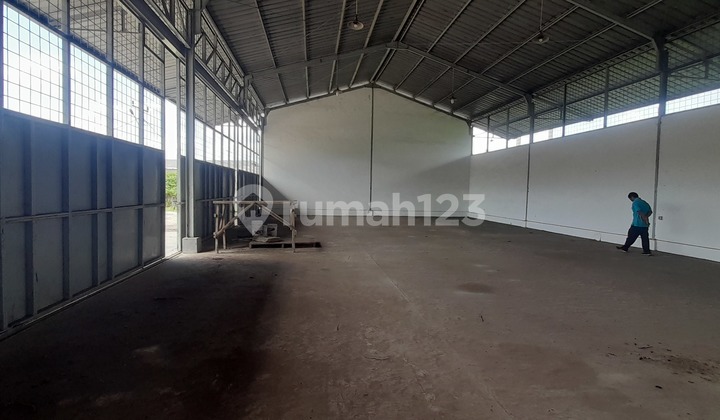 For Rent: Warehouse in Way Lunik with Spacious Parking Area