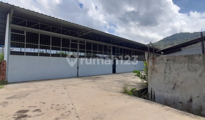 For Rent: Warehouse in Way Lunik with Spacious Parking Area