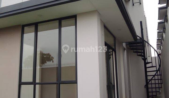 Rumah Hook 3 Lantai di Cluster Sentarum, Jakarta Timur 4