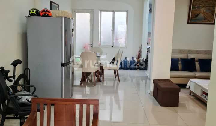 Rumah 2 lantai,semi furnish.rapi dan menarik 6