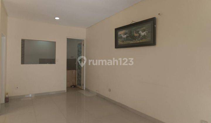 Rumah 2 lantai,cantik dan menarik,sudah di renovasi.2,5 lantai. 2