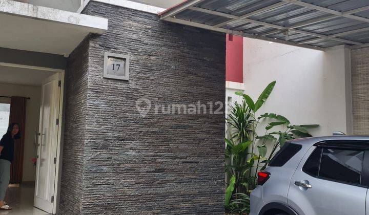 Rumah 2 Lantai,cantik Dan Menarik.ada Kamar Pembantu Dan Toilet Pembantu,terpisah 2