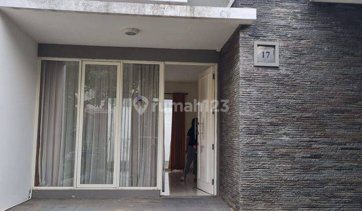 Rumah 2 Lantai,cantik Dan Menarik.ada Kamar Pembantu Dan Toilet Pembantu,terpisah 1