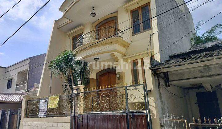 3-Story House 8 Meters Wide Old Model Livable 2