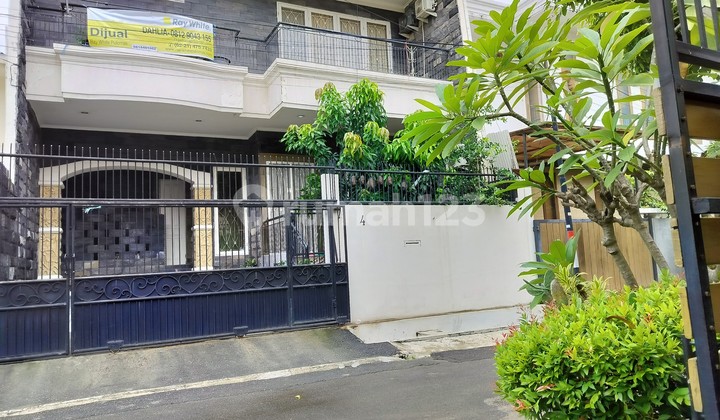 Rumah 3 Lnt Cantik Dekat Lrt Dan Aman One Gate