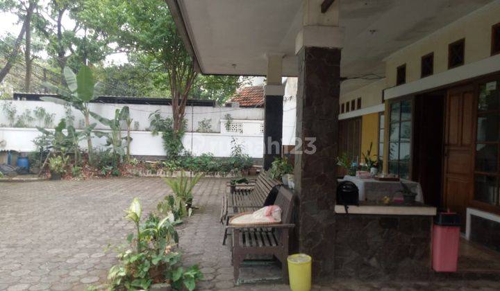 Rumah Bergaya Klasik di Sayap Dago