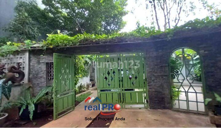 Rumah Gaya Tahun 70an di Taman Wijaya Kusuma, Dapur Susu 1