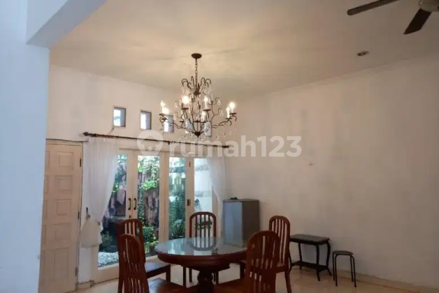 Rumah Bagus dan Asri, Semi Furnished di Lebak Bulus.  2