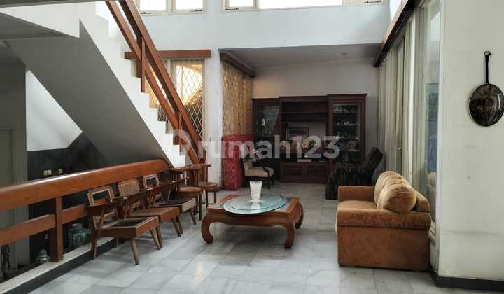 Rumah klasik, kokoh, depan taman, di Bona Indah, dekat MRT