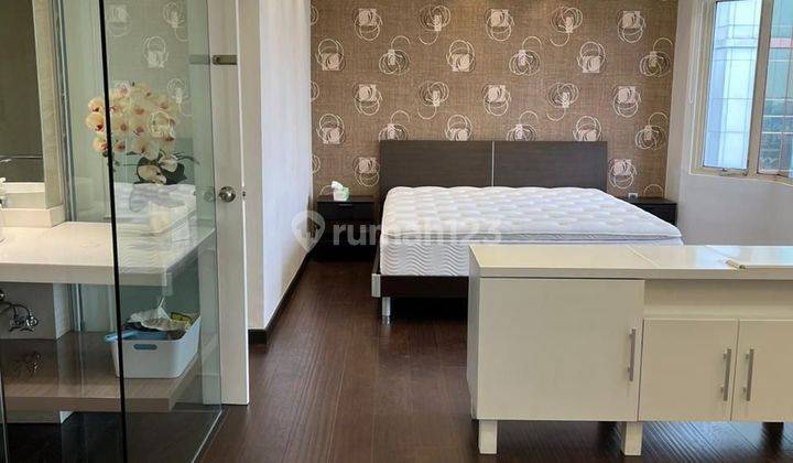 JUAL 2 + 1 BEDROOMS FURNISHED LUAS 129M² VIEW SWIMMING POOL @ APARTEMEN SLIPI, JAKARTA BARAT  1