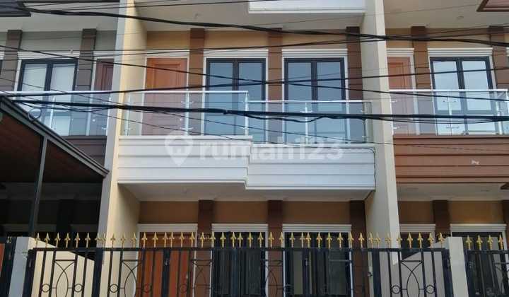 Dijual Rumah Baru 3 Lantai (5x18) Hadap Selatan Di Taman Ratu Jakarta Barat