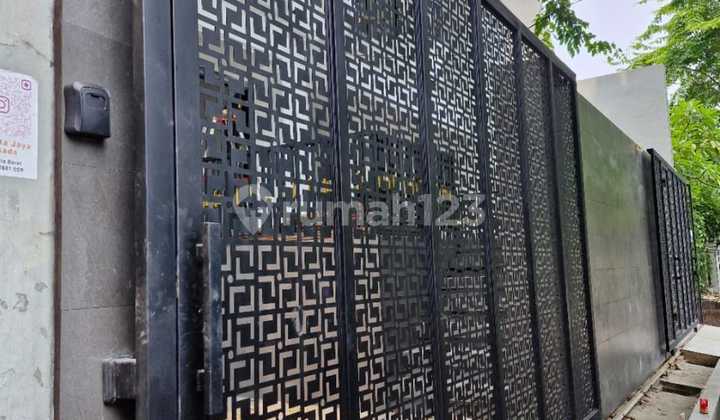 Price Drop..!!! Quick Sale Luxury 3-Story House Ready to Occupy, Strategic Location, Safe & Comfortable in Tomang, West Jakarta 2