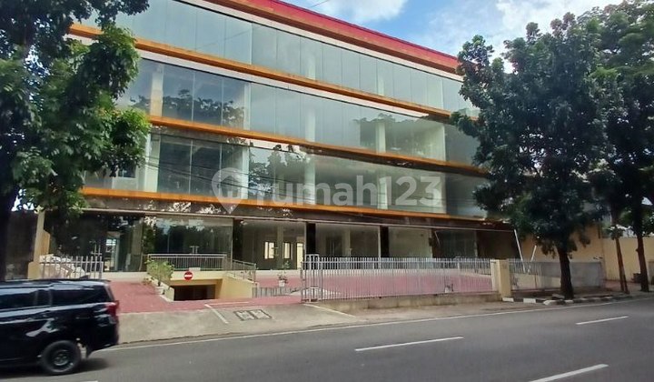 For Rent: 4-Story Shop House in a Strategic Location by the Main Road @ Ciputat, Kebayoran Lama, South Jakarta