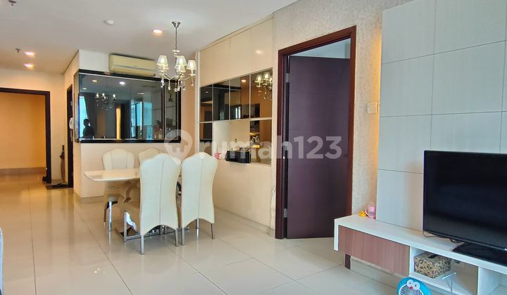 Harga Termurah !!! 3 + 1 Bedrooms Full Furnished, Bagus dan Terawat di Apartment Central Park Residences. Jakarta Barat 2