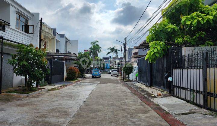 Rumah di Komplek Green Garden, Jalanan depan lebar dan mulus 2