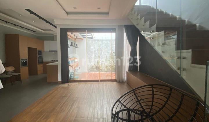 Rumah 2 Lantai, Bagus, Cantik Siap Huni Lokasi Strategis di Bintaro Sektor 9 2