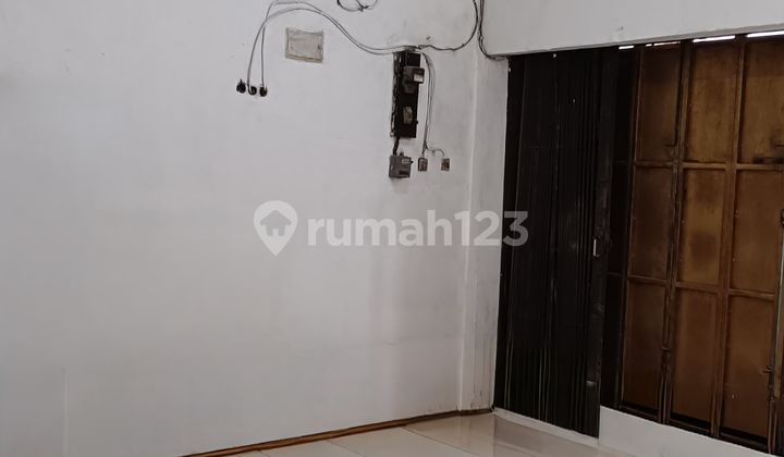 Strategic shop house ready for use in Kebayoran Lama.