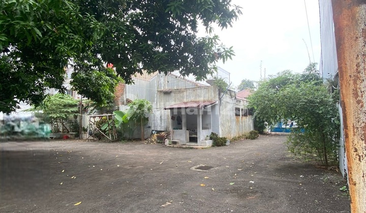 House suitable for business with a large land area, ideal for investment in Condet, East Jakarta. House suitable for business with a large land area, ideal for investment in Condet, East Jakarta.