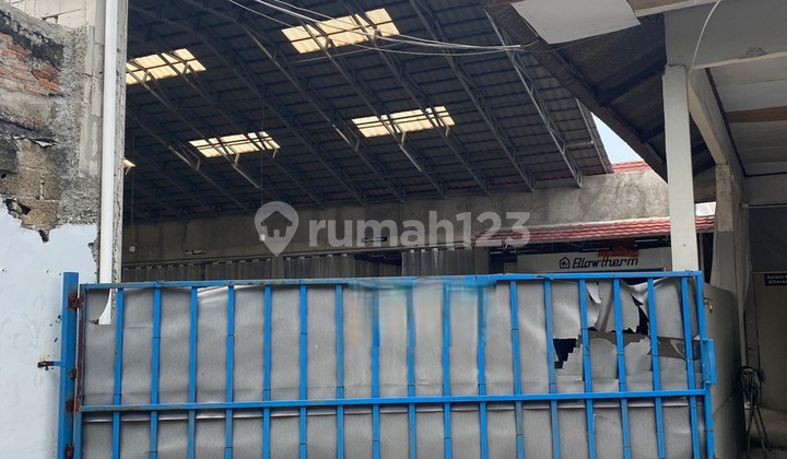 House suitable for business with a large land area, ideal for investment in Condet, East Jakarta. House suitable for business with a large land area, ideal for investment in Condet, East Jakarta.