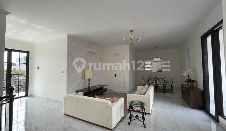 Rumah Mewah 2 Lantai di Villa Melati Mas 2