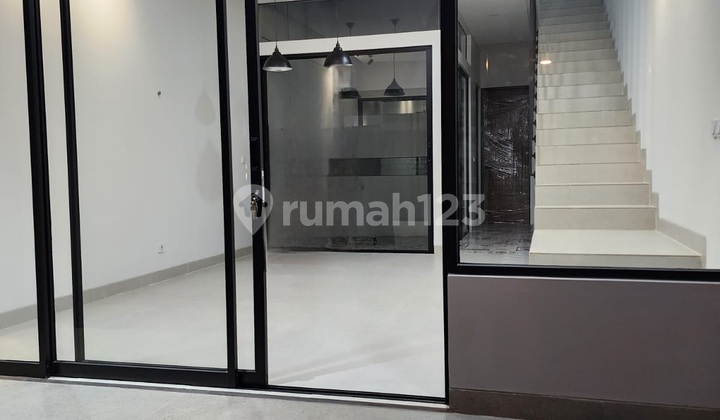 Rumah 2 Lantai Dengan Pencahayaan Bagus Di Bsd Griya Loka 2