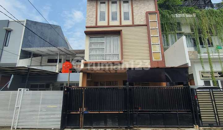 Nice 3-Story House Nice 3-Story House