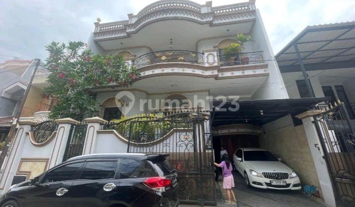 Nice 3-Storey House Nice 3-Storey House