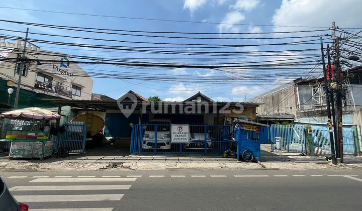 Rumah Pinggir Jalan Raya