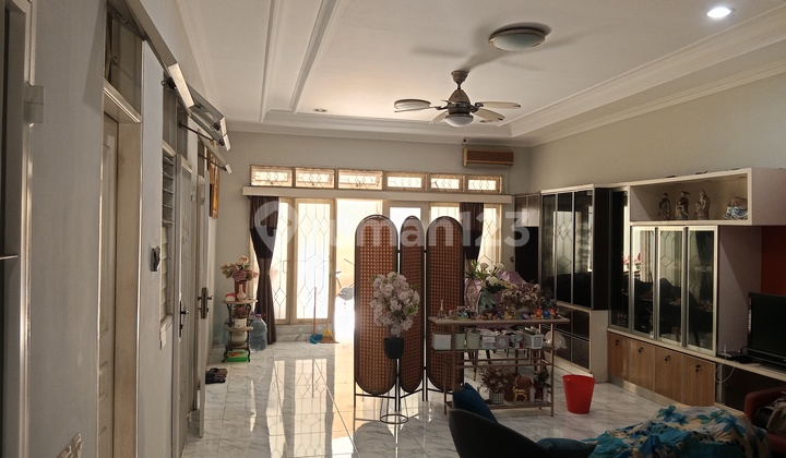 Rumah 2 Lantai Dalam Komplek Perumahan 2