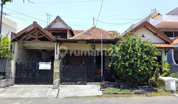 Quick Sale of a Spacious 2.5-Story House in the City Center of Surabaya, Kertajaya, Spacious! 2