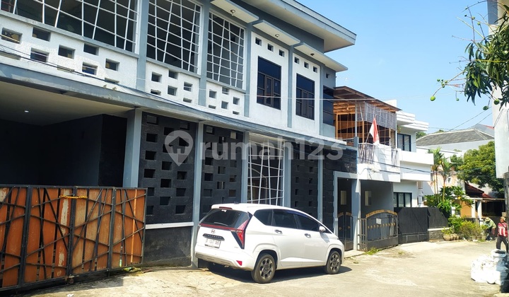 Selling Cheap House Only 800 Meters to Suci Padasuka Main Road, Suitable for Office