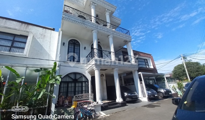 Jual Rumah LUX 3 Lantai Model Klasik Eropa komplek Cluster Antapani