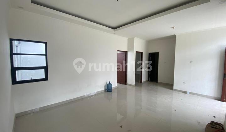 Jual Rumah Minimalis, Posisi Ujung Pojokan Komplek Permata Biru, Murah!