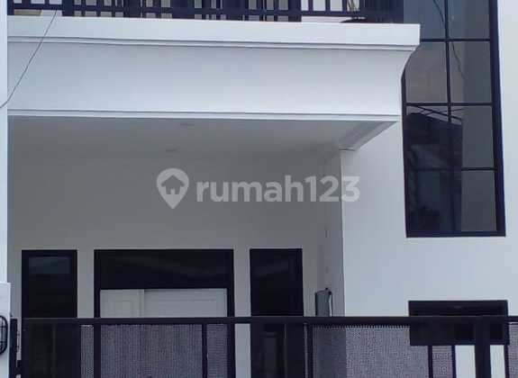 CINERE MEGAPOLITAN IN COMPLETE LIVING CONDITION WITH CERTIFICATE, LAND AREA 100M2, BUILDING AREA 230M2, 3+1 BEDROOMS, 4+1 BATHROOMS, FLOOD-FREE FOREVER