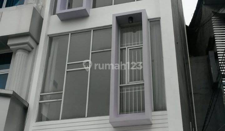 Ruko Dengan Lokasi Strategis di Jalan Surya Sumantri, Sukajadi, Bandung 1