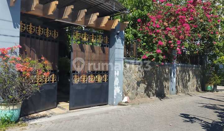 Ex Restaurant and Kuwukan House on Lontar Street Near Graha Natura