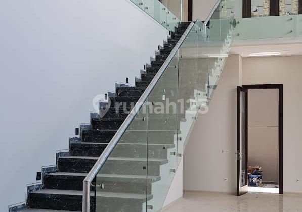 Jual cepat Rumah baru lux di setraduta 2 Lantai Timur Jual cepat Rumah baru lux di setraduta 2 Lantai Timur