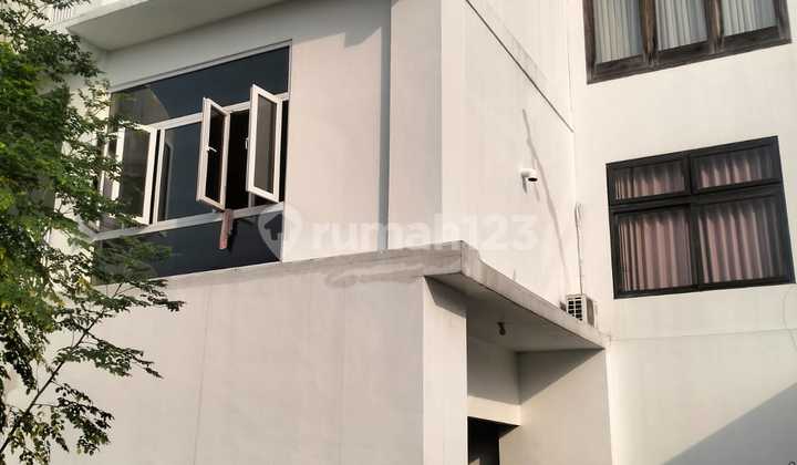 Rumah Mewah Premium Strategis di Jalan Stonen Papandayan 2