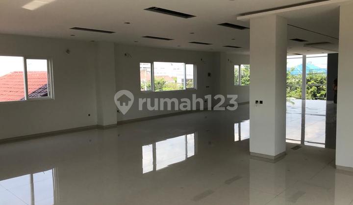 Gedung Usaha Eksklusif Strategis Siap Pakai di DI Panjaitan 2