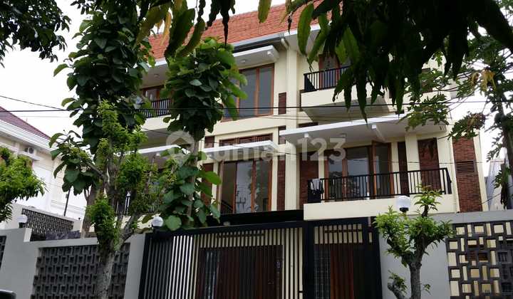 Rumah Luas Bagus Siap Huni di Bukit Sari 2