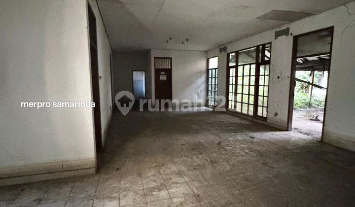 Busy Two-Lane Roadside House in Samarinda City