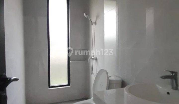 Rumah Baru Modern Minimalis di Graha Natura, Surabaya 25