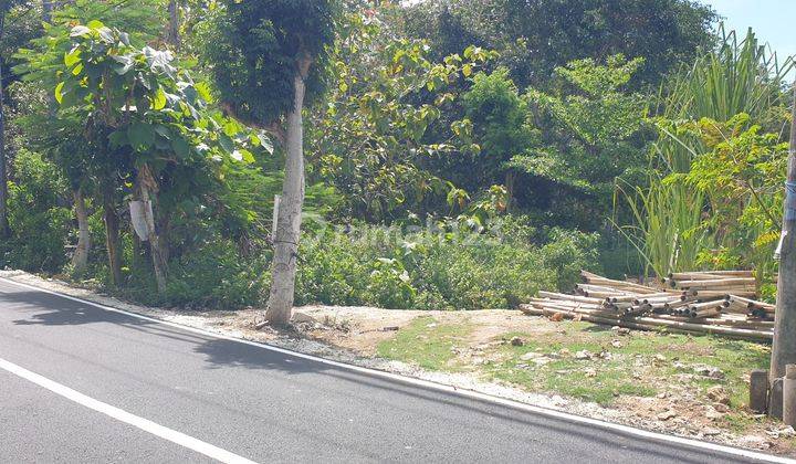 Jalan utama Pantai Balangan untuk villa cafe, restauran 2