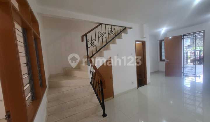 Disewakan Rumah 2 Lt Di Pegangsaan 2,kelapa Gading.
