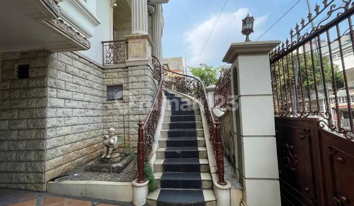 Hook House in Muara Karang, Pluit, 4-Car Street. Hook House in Muara Karang, Pluit, 4-Car Street.