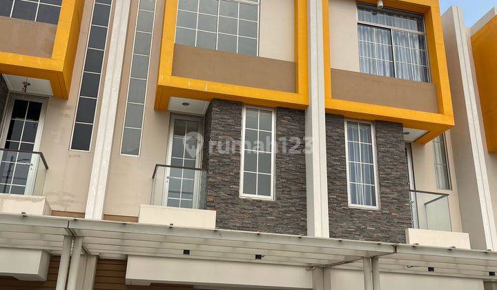 rumah pik2 tahap 2 uk 4,5x10 tiga lantai,depan rumah taman 1