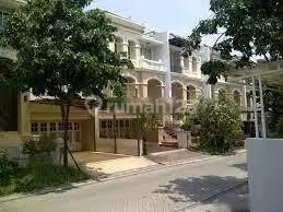 rumah pik1 bgm akasia golf 8x18 semi furnish,belakang jonging track,2,5 lantai