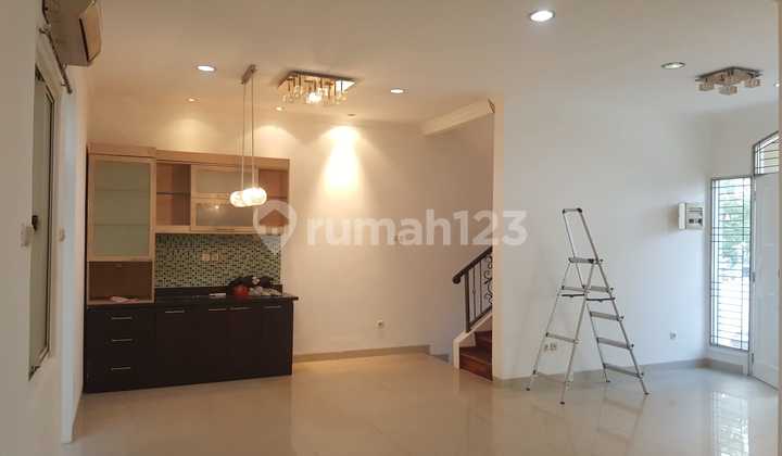 Rumah Kenari Golf 8x15,,DUA Lantai,hadap Utara,semi furnish 2
