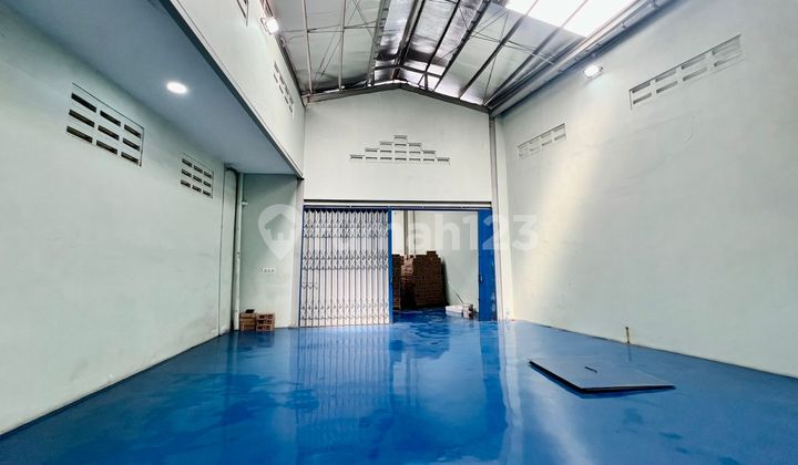 Gudang dan Kantor Pinggir Jalan Raya Bekasi Dekat Tol Cakung